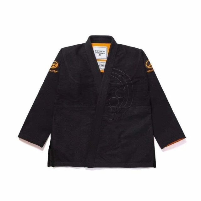 🔥 Shoyoroll Batch #123: SYR x Porter BJJ Gi 🔥Descubre la fusión perfecta entre la artesanía de primera calidad del jiu-jitsu brasileño y el icónico diseño de inspiración japonesa con el Shoyoroll Batch #123: SYR x Porter BJJ Gi. Diseñado para deportistas que exigen rendimiento, durabilidad y un estilo distintivo, este kimono de edición limitada también incluye bolsas exclusivas, lo que lo convierte en una pieza imprescindible tanto para coleccionistas como para practicantes empedernidos.🥋 Confección de primera calidad🎒 Incluye bolsas exclusivas💥 Colaboración SYR x Porter de edición limitada🏆 Ideal para entrenamientos, competiciones y coleccionistas🛒 Haz tu pedido ahora:https://gi4victory.com/product/shoyoroll-batch-123-syr-x-porter-with-bags-bjj-gi/#Shoyoroll #SYRxPorter #BJJGi #BrazilianJiuJitsu #JiuJitsu #BJJLifestyle #BJJTraining #Grappling #Kimono #MartialArts #JiuJitsuLife #GiCollector #LimitedEdition #FightGear #Gi4Victory@shoyoroll @bjjlifestyle @jiujitsu @grappling @gi4victory