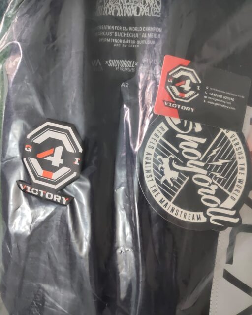 🚚📦 ¡Los nuevos pedidos de GI4Victory ya están en camino! 🥋🌍Ya hemos empaquetado y enviado otra remesa de equipamiento de jiu-jitsu brasileño de primera calidad a nuestros clientes de todo el mundo. ¡Gracias por confiar en GI4Victory para tu próximo gi!🇬🇧 Envíos al Reino Unido🥋 Shoyoroll Lote 105: Absolute King – Gi de jiu-jitsu negro📏 Talla: A2🇺🇸 Envío a EE. UU.🐉 Albino & Preto Año del Dragón – Melocotón📏 Talla: A1🇺🇸 Envíos a EE. UU.⚫ Albino & Preto Año del Dragón – Negro📏 Talla: A1🇺🇸 Envíos a EE. UU.🪟 Albino & Preto Lote #108: Vidriera – Blanco📏 Tamaño: A1. Cada pedido se revisa minuciosamente, se embala de forma segura y se envía con esmero para garantizar que llegue listo para el entrenamiento.🔥 ¿Buscas ediciones limitadas de Shoyoroll y Albino & Preto? Tenemos lo que necesitas.🌐 Compra ahora: GI4Victory.com#GI4Victory #Shoyoroll #AlbinoAndPreto #APJiujitsu #BJJ #BrazilianJiuJitsu #JiuJitsu #BJJLife #BJJGi #GiCollector #LimitedEditionGi #ShoyorollBatch105 #AbsoluteKing #YearOfTheDragon #StainedGlass #UKBJJ #USABJJ #BJJCommunity #BJJLifestyle #MartialArts