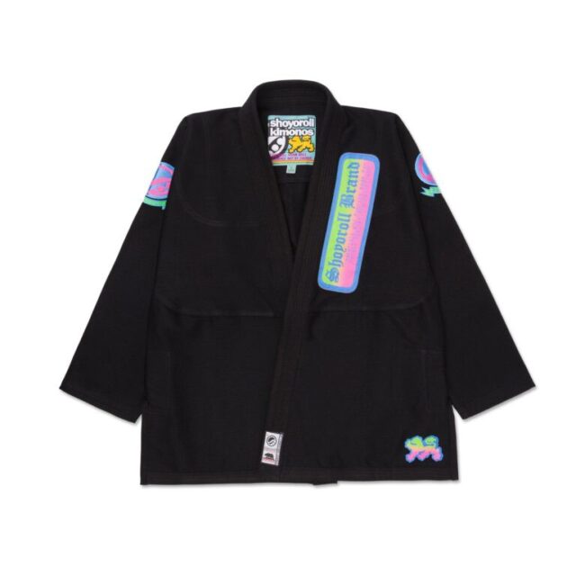 🔥 Shoyoroll Batch #149 Retro Gradient Black – Gi de BJJ de primera calidad 🔥Destaca sobre el tatami con el gi de BJJ Shoyoroll Batch #149 Retro Gradient Black: una combinación perfecta de fabricación de primera calidad, durabilidad y un llamativo estilo retro degradado. Diseñado para entrenamientos intensos y competiciones, este gi ofrece una comodidad excepcional, una confección reforzada e incluye una bolsa a juego para transportarlo fácilmente. Lleva tu nivel de jiu-jitsu a otro nivel con un gi diseñado para rendir al máximo. 🥋💥🛒 Compra ahora: https://gi4victory.com/product/shoyoroll-batch-149-retro-gradient-black-premium-bjj-gi-with-bag/#Shoyoroll #BJJ #BrazilianJiuJitsu #BJJGi #JiuJitsu #JiujitsuLife #Grappling #MartialArts #CombatSports #GiPremium #GiNegro #DegradadoRetro #GiDeCompetición #EstiloDeVidaBJJ #EntrenaDuro #VerMás #Gi4Victory #EntrenamientoBJJ #FightGear #JiuJitsuCommunity@gi4victory @shoyoroll @bjj @jiujitsu @martialarts