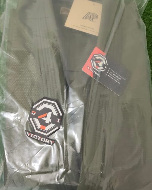 🥋 GI4VICTORY.COM — GLOBAL BJJ GI SHIPMENTS 🌎Another batch of premium BJJ gear is on its way to its new homes! 🔥🇺🇸 A&P Fundamental BJJ Gi – Olive Pearl Weave Jiu Jitsu Kimono📏 Size: A1H📦 Shipped to: USA🇦🇺 Kingz Pursue The Gentle Art BJJ Gi – White📏 Size: A3📦 Shipped to: Australia🇨🇦 Shoyoroll RVCA x StreetX BJJ Gi – Limited Edition Martial Arts Kimono📏 Size: A2H📦 Shipped to: Canada🇺🇸 Albino & Preto Tranquility BJJ Gi with Bags📏 Size: A0📦 Shipped to: USAFrom Pakistan 🇵🇰 to the BJJ community worldwide 🌎 — thank you for trusting GI4Victory.com with your gear!🥋 Train hard. Stay consistent. Keep rolling.🔥 Premium BJJ Gis | Worldwide Shipping🌐 GI4Victory.com#GI4Victory #BJJ #BrazilianJiuJitsu #BJJGi #JiuJitsu #BJJLife #BJJGear #BJJKimono #AlbinoAndPreto #Shoyoroll #KingzKimonos #BJJCommunity #JiuJitsuLife #BJJTraining #MartialArts #BJJWorld #BJJFamily #BJJStyle #BJJGearForSale #WorldwideShipping