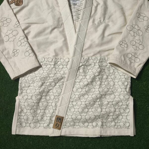 Autre point de vue sur le modèle Albino and Preto Batch #72: Satori – Official Unbleached Jiu Jitsu Gi
