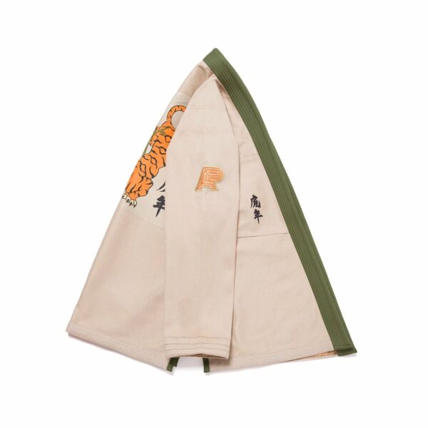 Albino & Preto, Charge #110, BJJ-Gi „Jahr des Tigers“ – Sand – Gi4victory